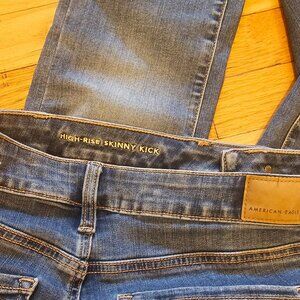 AE Size 8 High Rise Skinny Kick Jeans- Medium Wash